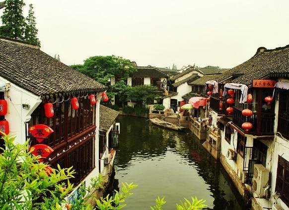撞鸟避开居民区跳伞飞行员获一等功，你如何评价他的功劳？